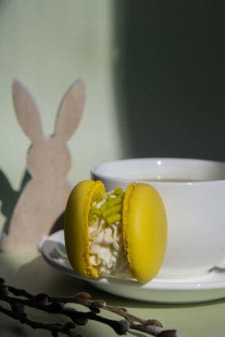 Paskalya tavşanı, bayram dekorasyonu besin değeri yüksek kibrit çay, bademli tatlı ve yumuşak renkli arka planda son moda gölgeler. Günaydın güzel kahvaltı hediyesi fikri. Canlı yaratıcı renkler