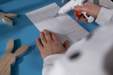 Paskalya Tavşanı 'nı pamuk ipten hediye paskalya hediyesi yapmak. Kendin yap. Kartpostalla çevre dostu dekorasyon yap. El yapımı sanat hediyeleri yapmak çocuklar için kötü projeler. Bahar tatili ailesi