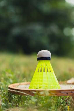 Badminton raketi ve mekik horozu yeşil çimlerin üzerinde yatar. Eğlence ve temiz hava dışında. Sağlıklı yaşam tarzı doğal bağlantı sporu yaz aktiviteleri. Stres atma hobisi sağlık hizmetleri