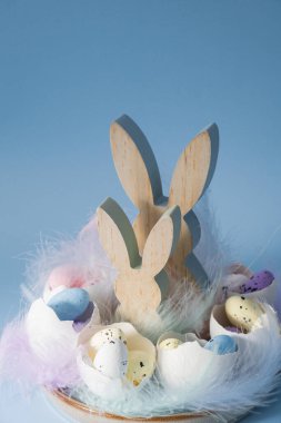 Sürdürülebilir malzemelerden Paskalya bayramı dekorasyonu yumurta kabuğu tahta tavşanlar yumurta dekoru. Uzayı kopyala Diy. Kendin yap. Hediye hediyesi fikri. Sıfır atık işçiliği hazırlık tatili