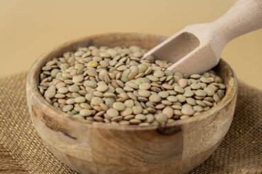 Çiğ yeşil mercimek, glütensiz mısır gevreği. Sağlık sigortası. Alternatif hecelenen tahıl bileşeni kavramı. Vejetaryen diyet tarifleri. Bitkisel yaşam tarzı. Boşluğu kopyala Protein zengini yemek 