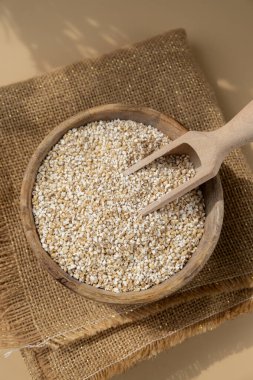 Çiğ arpa lapası, glüten ve mısır gevreği. Sağlık sigortası. Alternatif hecelenen tahıl bileşeni kavramı. Vejetaryen diyet tarifleri. Bitkisel yaşam tarzı. Boşluk Proteini zengin kopyala