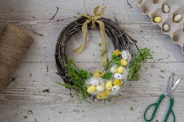 Kadınların gizli Paskalya çelengi düzenleme işlemleri. Küçük işletme, serbest meslek sahibi girişimci, kendi kendini yetiştirmiş bir kariyer. El yapımı el yapımı eğitim serisi. Sıfır atık çevre dostu