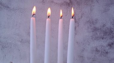 Mutlu Noeller ahşap mesaj. Noel 'de sıfır atık süslemeli dört tane Advent mum takvimi. Metin için tatil hazırlama alanı. Noel geri sayımının Katolik gelenekleri Yeni yıl kışı