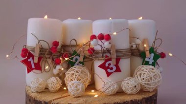 Noel sıfır atık dekorasyonlu dört tane Advent mum takvimi. Metin için tatil hazırlama alanı. Noel geri sayımının Katolik gelenekleri yeni yıl kış tatili 