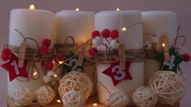 Geleneksel Yanan Noel Balmumu Mumları. Noel için geri sayım sayısı dört haftalık takvim. Yaratıcılığın ana sınıfı bayram hazırlama zanaatı.