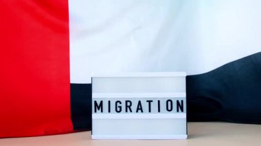 İpekten yapılmış BAE bayrağının arka planında mesajlaşma olan ışık kutusu. Turizm ve seyahat konsepti ile Birleşik Arap Emirlikleri bayrağı. Davet kartı, reklam. Dubai hoşgeldiniz.