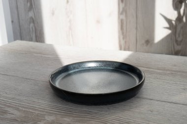 Paskalya masa dekorasyonunu yumurta kabuklarıyla adım adım yapmayı öğretmek için. Ahşap daldaki Paskalya evi dekorasyonu. Mevsimsel sürdürülebilir geri dönüşümlü dekor