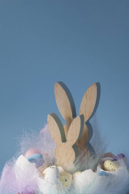 Yumurta kabuğu tavşanı ve pastel mavi arka plan fotokopi alanı üzerine yumurta talimatlarıyla el yapımı Paskalya masa dekorasyonu. Kutlama kartı fikri Paskalya ev geleneği Mevsimsel sürdürülebilir geri dönüşümlü dekorasyon