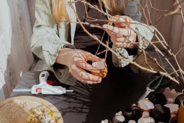 Paskalya bayramı için el yapımı yumurta kabuğu yapan kadın eller. Öğretmenlik mastırı hikaye anlatımı. Sürdürülebilir sıfır çevre dostu beni dekore etti. Asgari fikir