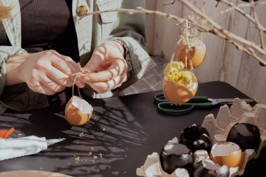 Paskalya masa dekorasyonunu yumurta kabuklarıyla adım adım yapmayı öğretmek için. Ahşap daldaki Paskalya evi dekorasyonu. Mevsimsel sürdürülebilir geri dönüşümlü dekor