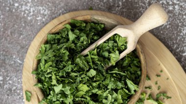 Yeşil maydanozlu ahşap kase. Vejetaryen biyo-organik salata sağlıklı besleniyor. Ev bahçesi bağışıklık artırıcı otlar. Mevsimlik hasat Cottagecore