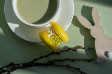 Mutlu Paskalya Tahta Tavşan Dekorasyonu Tatlı Makaron Tatlı Fincanı Sıcak sabah atmosferinde yeşil bitki bazlı matcha çayı latte. Yaratıcı tatil romantik randevu fikri. Bitkisel prebiyotik lif