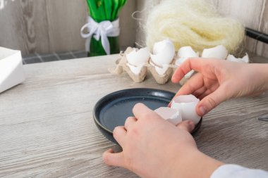 Paskalya masa dekorasyonunu yumurta kabuklarıyla adım adım yapmayı öğretmek için. Ahşap daldaki Paskalya evi dekorasyonu. Mevsimsel sürdürülebilir geri dönüşümlü dekor