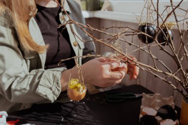 Paskalya bayramı için el yapımı yumurta kabuğu yapan kadın eller. Öğretmenlik mastırı hikaye anlatımı. Sürdürülebilir sıfır çevre dostu beni dekore etti. Asgari fikir