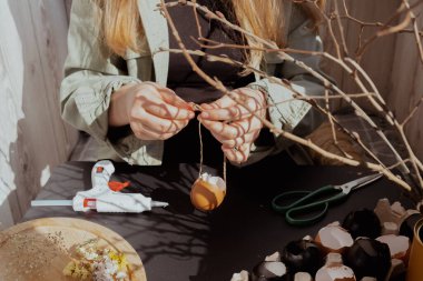 Paskalya masa dekorasyonunu yumurta kabuklarıyla adım adım yapmayı öğretmek için. Ahşap daldaki Paskalya evi dekorasyonu. Mevsimsel sürdürülebilir geri dönüşümlü dekor