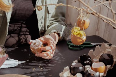 Yumurta kabuğundan Paskalya bayramı süsü yapan tanınmamış bir kadın. Bunu kendin adım adım kendin mi yaptın? Hazırlık tatili.