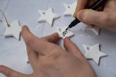 Çocuklar kuru kil aktivite el işi fikrini yayıyor. DIY işlemleri adım adım. Noel ağacı süslemesi için hazırlanıyorum. Modern organik tasarım minimalistik