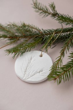 Bej arka planda el yapımı hava kuru kil grubu. Çocuklar kuru kil faaliyeti fikrini yayarlar. Noel dekorasyonuna hazırlanıyorum. Modern organik tasarım minimalistik