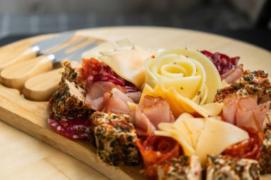Tahta şarküteri peyniri bayram tatili fikri. Akşam yemeği için başlangıç tabağı ve şarap. İtalyan aperatifleri ya da gurme yemeklerle hazırlanmış antipasto. Açık büfe parti konsepti