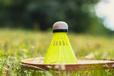 Tahta badminton raketleri ve mekik horozları yumuşak odaklanma konsepti. Uzay yaz aktivitelerini kopyala. Konaklama boş zamanı
