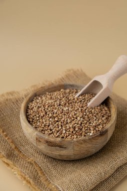 Tarafsız bej arka plan fotokopi alanında çiğ karabuğday lapası. Tam hecelenmiş tahıl türü. Yüksek proteinli lif zengini vejetaryen gıda bileşeni. Glütensiz süper yiyecek sağlıklı beslenme