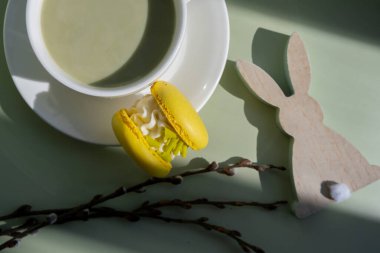 Mutlu Paskalya Tahta Tavşan Dekorasyonu Tatlı Makaron Tatlı Fincanı Sıcak sabah atmosferinde yeşil bitki bazlı matcha çayı latte. Yaratıcı tatil romantik randevu fikri. Bitkisel prebiyotik lif