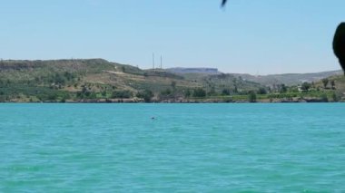 Yeşil kanyon Antalya Türkiye 'de turkuaz su dağı tepeleri ve yeşil ormanlarla panoramik manzara. Doğal güzellik turistik tatil beldesini gösteriyor. Tatil kavramı yavaşlıyor. 