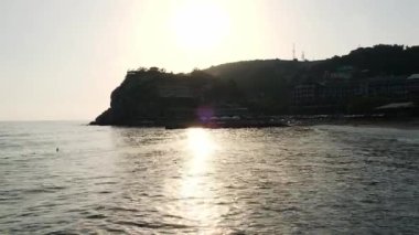 Gün batımında Antalya Türkiye 'de deniz kıyısına vuran dalgalar. Deniz seyahati turizmi konsepti. Sükunet ve yavaşlama 