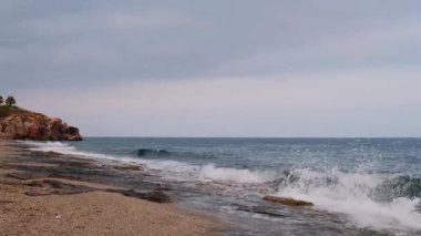 Gün batımında Antalya Türkiye 'de deniz kıyısına vuran dalgalar. Deniz seyahati turizmi konsepti. Sükunet ve yavaşlama 
