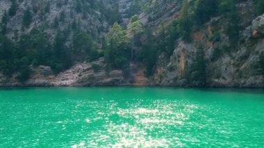 Yeşil kanyon Antalya Türkiye 'de turkuaz su dağı tepeleri ve yeşil ormanlarla panoramik manzara. Doğal güzellik turistik tatil beldesini gösteriyor. Tatil kavramı yavaşlıyor. 