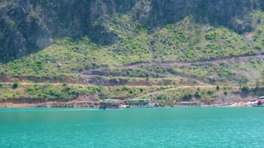 Yeşil kanyon Antalya Türkiye 'de turkuaz su dağı tepeleri ve yeşil ormanlarla panoramik manzara. Doğal güzellik turistik tatil beldesini gösteriyor. Tatil kavramı yavaşlıyor. 