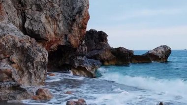 Gün batımında Antalya Türkiye 'de deniz kıyısına vuran dalgalar. Deniz seyahati turizmi konsepti. Sükunet ve yavaşlama 