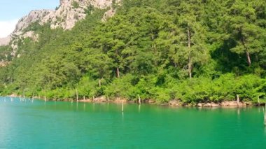 Yeşil kanyon Antalya Türkiye 'de turkuaz su dağı tepeleri ve yeşil ormanlarla panoramik manzara. Doğal güzellik turistik tatil beldesini gösteriyor. Tatil kavramı yavaşlıyor. 