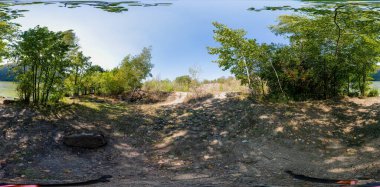 Sonbahar sezonu boyunca eşkenar dörtgen projeksiyonla tam 360 derecelik küresel HDRi manzaralı yeşil orman patikaları. AR VR sanal gerçeklik içeriği sahnesi doğal manzara panoramik