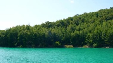 Yeşil kanyon Antalya Türkiye 'de turkuaz su dağı tepeleri ve yeşil ormanlarla panoramik manzara. Doğal güzellik turistik tatil beldesini gösteriyor. Tatil kavramı yavaşlıyor. 