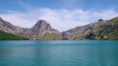 Yeşil kanyon Antalya Türkiye 'de turkuaz su dağı tepeleri ve yeşil ormanlarla panoramik manzara. Doğal güzellik turistik tatil beldesini gösteriyor. Tatil kavramı yavaşlıyor. 