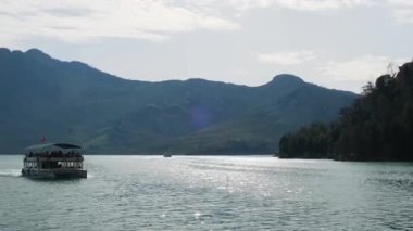 Rezervuar Yeşil Kanyon Antalya Hindi 'sinde turist gezisi teknesi. Seyahat turizmi konsepti. Dağlar ve yeşil ormanlarla çevrili temiz turkuaz su. 