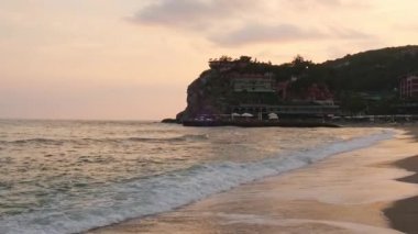 Gün batımında Antalya Türkiye 'de deniz kıyısına vuran dalgalar. Deniz seyahati turizmi konsepti. Sükunet ve yavaşlama 