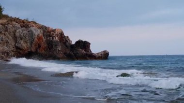 Gün batımında Antalya Türkiye 'de deniz kıyısına vuran dalgalar. Deniz seyahati turizmi konsepti. Sükunet ve yavaşlama 