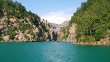 Yeşil kanyon Antalya Türkiye 'de turkuaz su dağı tepeleri ve yeşil ormanlarla panoramik manzara. Doğal güzellik turistik tatil beldesini gösteriyor. Tatil kavramı yavaşlıyor. 