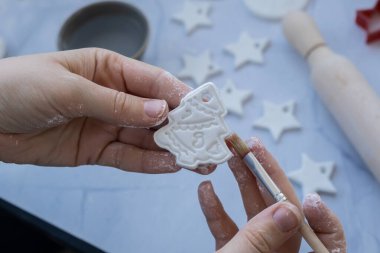 Boyama Ustası sınıfı Noel ağacı tatili için beyaz hava kuru kilini kullanıyor. Parmakları kapsayan hobi aktivitesi yaratmak. DIY Modern Sanat Sanatı 
