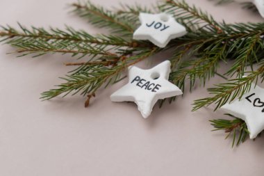 Noel Yıldızı 'nın sözleriyle Neşeli Barış Aşk Grubu bej arka planda el yapımı kuru kil Noel dekoru. Çocuklar kuru kil faaliyeti fikrini yayarlar. Noel dekorasyonuna hazırlanıyorum.
