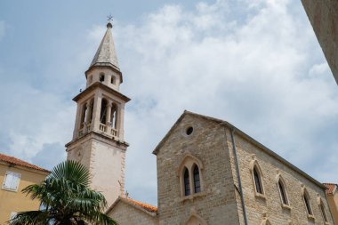 Budva, Karadağ 'ın pitoresk eski kenti ve kale duvarları mimarisi. Çarpıcı, tarihi taş binalar, kırmızı kiremitli çatılar geleneksel evler. Sveti Kilisesi Şapeli 'nin Mihrabı.