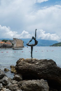 Budva, Karadağ - 30 Mayıs 2024 Heykel Bale Dansçısı Eski kasaba ilk kez kentten bahsediyor. Adriyatik Denizi 'nde bulutlu bir yaz günü. Seyahat yeri