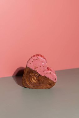 Sevgililer Günü 'nde izometrik stil kalp şeklinde kruvasan şeklinde fotokopi çekilen kreasyonlar. Puf puf yeni moda tatlı pastanesi. Kremalı hamur deneyi 