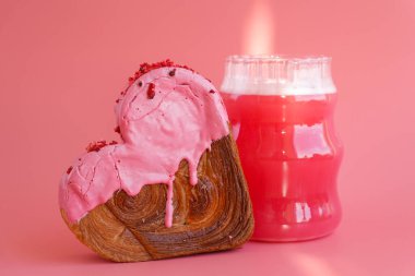 Pembe içecek Matcha içecek ejderha meyve tozu süper yiyecekler Sevgililer Günü bayramı hediyesi harika ve canlı kalp şeklinde kruvasan ikram, güzel bir şekilde üzeri renkli kremayla kaplanmış. Uzayı kopyala Gıda deneyi 