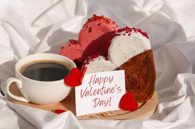 VALENTINES GÜN SMS Kart Kartı Sabah kahvaltısı üzerinde renkli Ganache aromalı leziz taze kruvasanlar. Eşsiz kalp şekilli fırın. Puf böreği