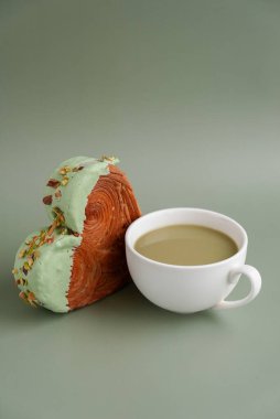 Matcha Green Tea aromalı Ganache ile kapuçino, latte, enfes taze kruvasan için. Eşsiz kalp şekilli fırın. Puf puf böreği bayram aşkı hediyesi hediye fikri Sevgililer Günü