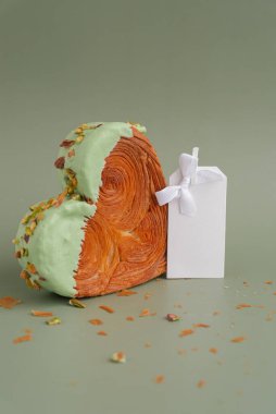 Boş kâğıt şablon Matcha Green Tea aromalı Ganache ile süslenmiş lezzetli taze kruvasan maketi. Eşsiz kalp şekilli fırın. Puf puf böreği, bayram aşkı hediyesi. Sevgililer Günü fikri.